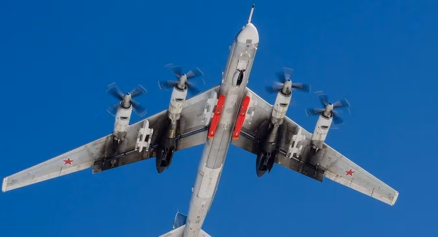 Máy bay ném bom Tu-95MS với tên lửa hành trình Kh-101.
