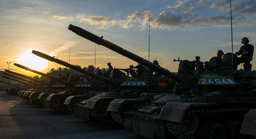 Xe tăng TR-85 M1 Bizonul của Romania vẫn giữ lại pháo D-10T2S cỡ 100 mm. Xe tăng TR-85 M1 Bizonul của Romania vẫn giữ lại pháo D-10T2S cỡ 100 mm.