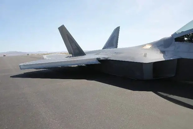 Chiếc tiêm kích F-22 Raptor bị hư hỏng sau khi hạ cánh đã được sửa chữa thành công.
