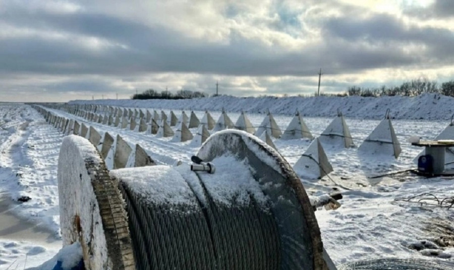 Một hệ thống hàng rào &quot;răng rồng&quot; được Quân đội Nga dựng lên để cản xe thiết giáp Ukraine.