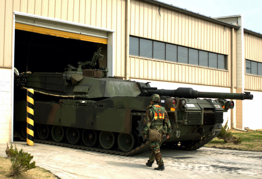 Mỹ còn rất nhiều xe tăng M1 Abrams nằm trong các kho dự trữ. Mỹ còn rất nhiều xe tăng M1 Abrams nằm trong các kho dự trữ.