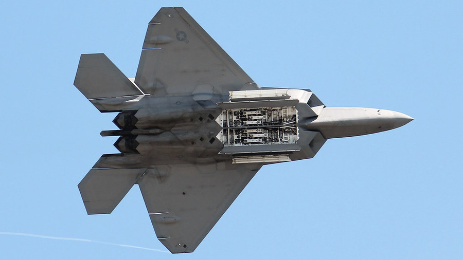 Tiêm kích tàng hình F-22 Raptor bị cho là có nhiều nhược điểm khi đặt cạnh F-35 Lightning II. Tiêm kích tàng hình F-22 Raptor bị cho là có nhiều nhược điểm khi đặt cạnh F-35 Lightning II.