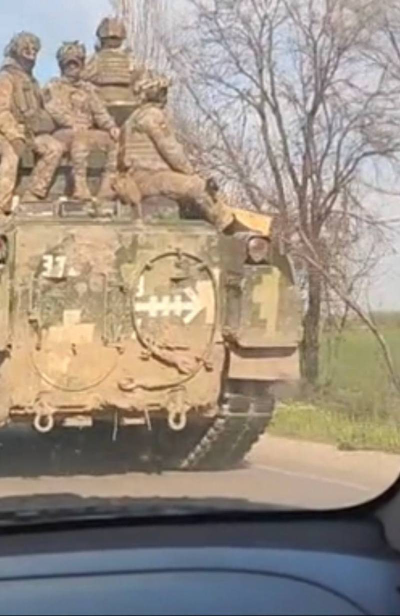 Dấu hiệu chiến thuật mới trên xe chiến đấu bộ binh M2 Bradley của Quân đội Ukraine. Dấu hiệu chiến thuật mới trên xe chiến đấu bộ binh M2 Bradley của Quân đội Ukraine.