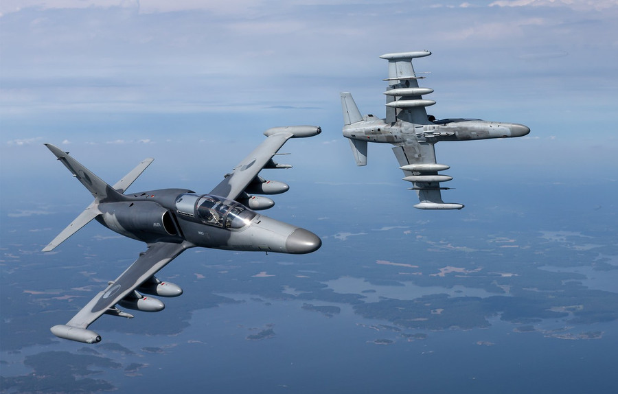 Máy bay cường kích hạng nhẹ L-159 do Cộng hòa Séc chế tạo. Máy bay cường kích hạng nhẹ L-159 do Cộng hòa Séc chế tạo.