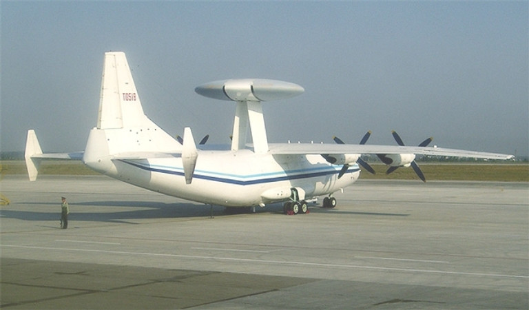 Một chiếc Y-8 (bản sao An-12 do Trung Quốc chế tạo) được hoán cải trong vai trò máy bay AWACS.