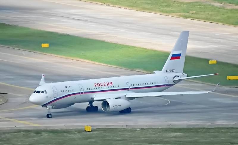 Máy bay Tu-214 là trọng tâm của ngành chế tạo máy bay dân dụng Nga. Máy bay Tu-214 là trọng tâm của ngành chế tạo máy bay dân dụng Nga.