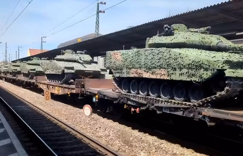 Đoàn xe chiến đấu bộ binh Thụy Điển đang tiến về phía Đông