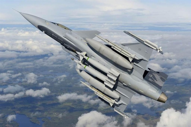 Tiêm kích JAS-39 Gripen của Thụy Điển còn được đánh giá cao hơn F-16 Fighting Falcon. Tiêm kích JAS-39 Gripen của Thụy Điển còn được đánh giá cao hơn F-16 Fighting Falcon.