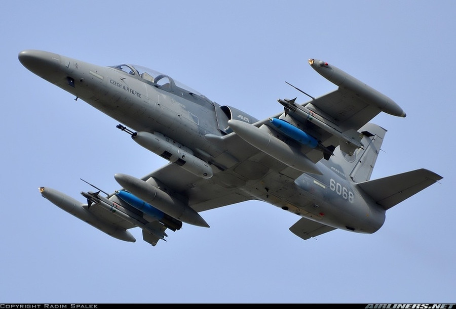 Máy bay chiến đấu hạng nhẹ Aero L-159 do Cộng hòa Séc chế tạo.