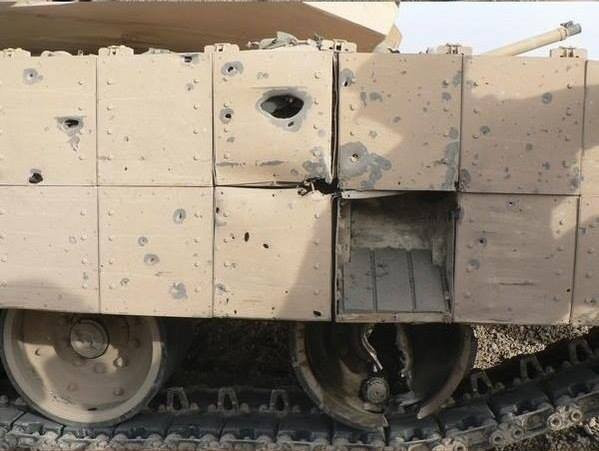Khối giáp phản ứng nổ M19 thuộc tổ hợp ARAT-1 trên xe tăng Abrams sau khi bị đánh trúng.