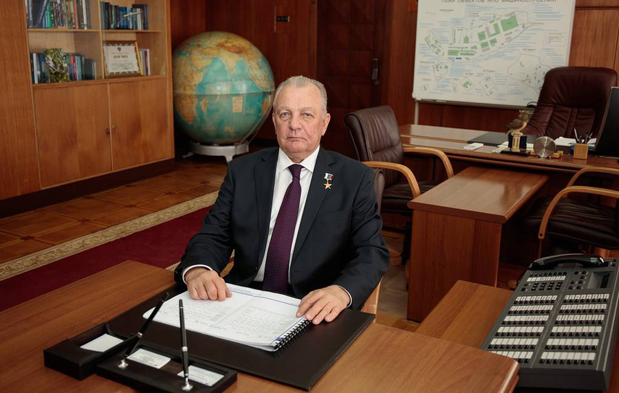 Tổng giám đốc, kiêm nhà thiết kế trưởng của "NPO Mashinostroeniya" - ông Alexander Leonov. Tổng giám đốc, kiêm nhà thiết kế trưởng của "NPO Mashinostroeniya" - ông Alexander Leonov.