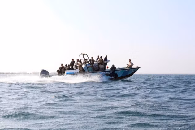 Xuồng cao tốc của lực lượng Houthi đã bị trực thăng Mỹ bắn chìm dễ dàng.