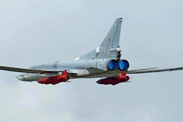 Máy bay ném bom tầm xa Tu-22M3 mang theo tên lửa hành trình siêu thanh Kh-32.