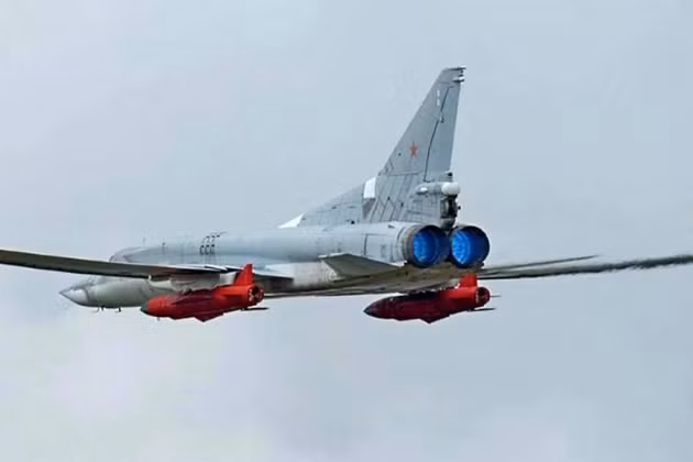 Máy bay ném bom tầm xa Tu-22M3 mang theo tên lửa hành trình siêu thanh Kh-32. Máy bay ném bom tầm xa Tu-22M3 mang theo tên lửa hành trình siêu thanh Kh-32.