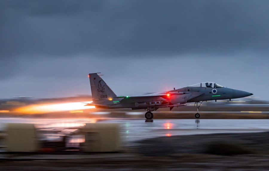Không quân Israel sẽ mở rộng phi đội với cả những tiêm kích đa năng F-15IA. Không quân Israel sẽ mở rộng phi đội với cả những tiêm kích đa năng F-15IA.