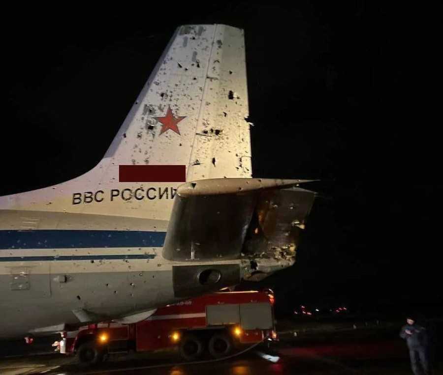 Cận cảnh phần đuôi chiếc Il-22M bị bắn trúng, cho thấy đây là đầu nổ phá mảnh có trọng lượng rất lớn, tạo ra nhiều mảnh văng. Cận cảnh phần đuôi chiếc Il-22M bị bắn trúng, cho thấy đây là đầu nổ phá mảnh có trọng lượng rất lớn, tạo ra nhiều mảnh văng.