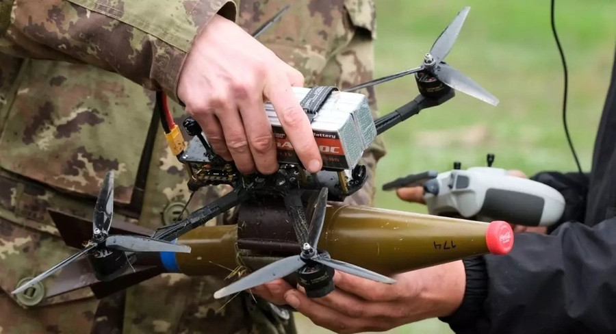 Máy bay không người lái FPV Ukraine sẽ gặp khó với xe tăng T-72B3M tăng cường bảo vệ. Máy bay không người lái FPV Ukraine sẽ gặp khó với xe tăng T-72B3M tăng cường bảo vệ.