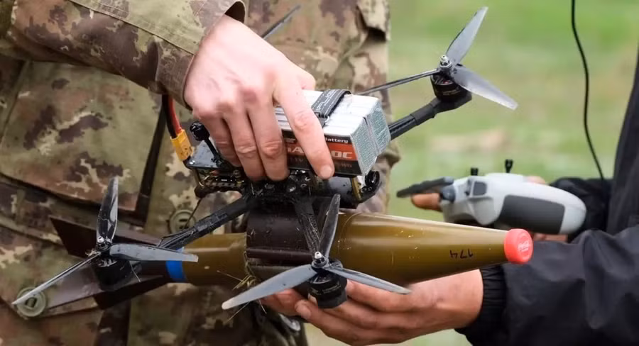 Máy bay không người lái FPV Ukraine sẽ gặp khó với xe tăng T-72B3M tăng cường bảo vệ.