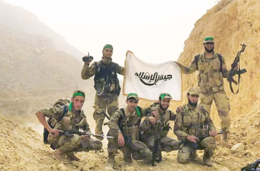 Các chiến binh của nhóm vũ trang Jaish al-Adl.