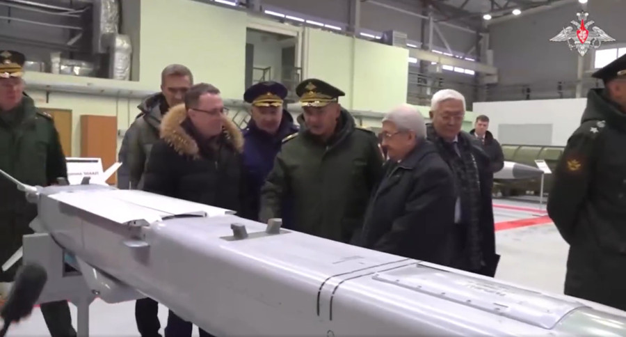 Bộ trưởng Quốc phòng Nga Sergei Shoigu nghe giới thiệu về những vũ khí mới. Bộ trưởng Quốc phòng Nga Sergei Shoigu nghe giới thiệu về những vũ khí mới.