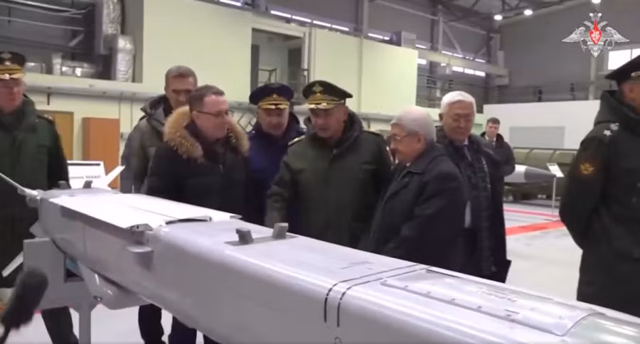 Bộ trưởng Quốc phòng Nga Sergei Shoigu nghe giới thiệu về những vũ khí mới.