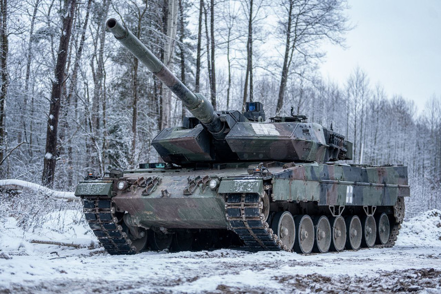 Xe tăng Leopard 2A6 được sửa chữa ở Lithuania chuẩn bị về Ukraine vào ngày 15/12/2023.