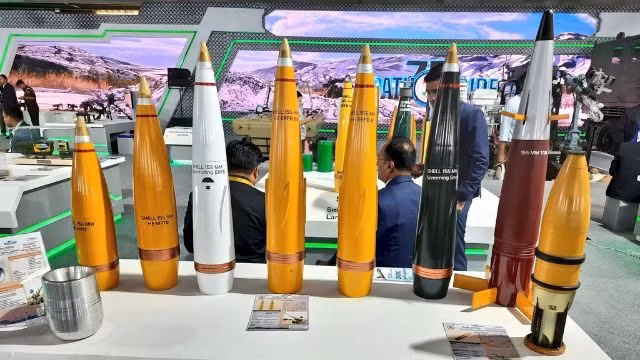 Các loại đạn pháo 155 mm đang được Ấn Độ sản xuất.