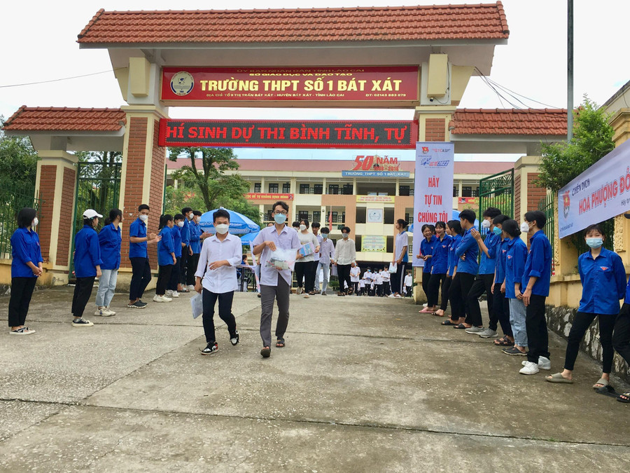 Thí sinh bước ra điểm thi trường THPT số 1 huyện Bát Xát với tâm trạng vu vẻ.