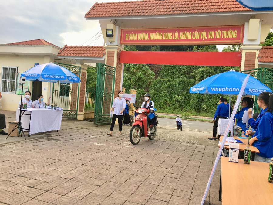 Tình nguyện viên đến hỗ trợ thí sinh tại điểm thi Trường THPT số 1 huyện Bát Xát từ sáng sớm.