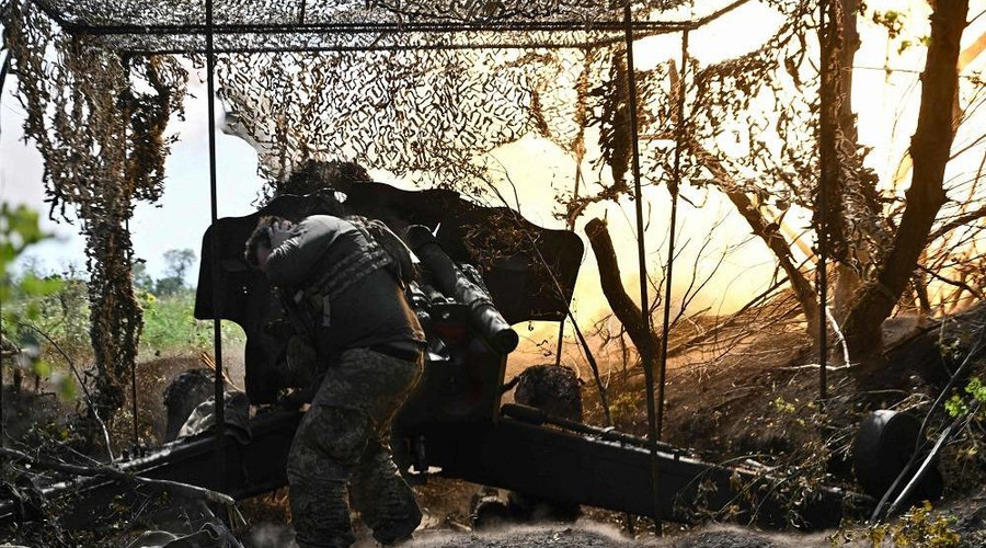 Xe tăng Challenger 2 đã bị pháo D-20 152 mm bắn đứt xích, khiến nó trở thành chiếc bia của tên lửa Kornet. Xe tăng Challenger 2 đã bị pháo D-20 152 mm bắn đứt xích, khiến nó trở thành chiếc bia của tên lửa Kornet.