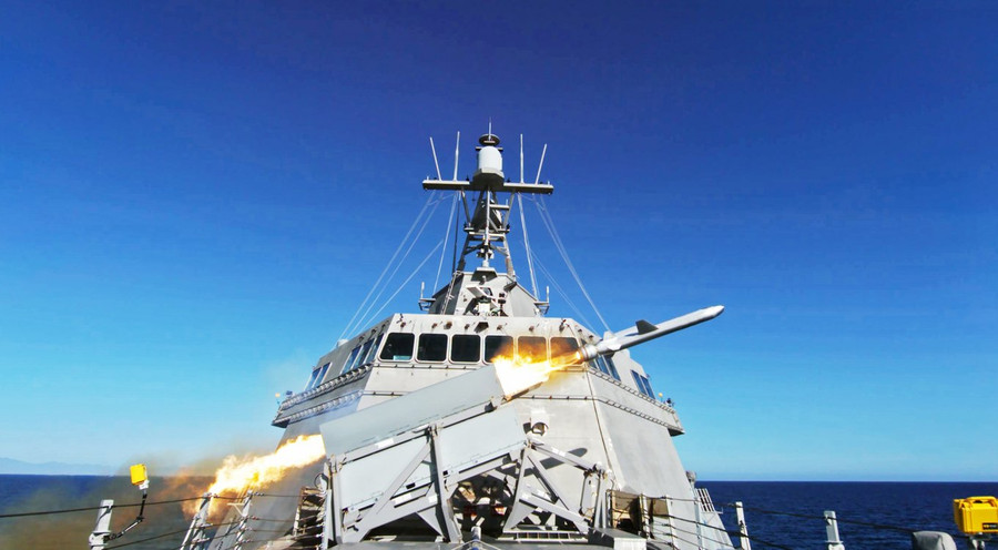 Phóng tên lửa NSM từ tàu chiến ven bờ LCS USS Gabrielle Giffords (lớp Independence) Phóng tên lửa NSM từ tàu chiến ven bờ LCS USS Gabrielle Giffords (lớp Independence)
