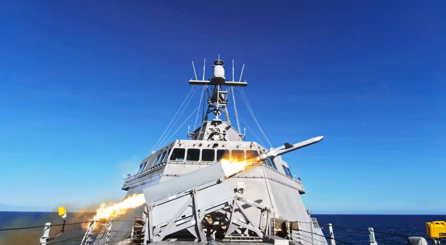 Phóng tên lửa NSM từ tàu chiến ven bờ LCS USS Gabrielle Giffords (lớp Independence) Phóng tên lửa NSM từ tàu chiến ven bờ LCS USS Gabrielle Giffords (lớp Independence)