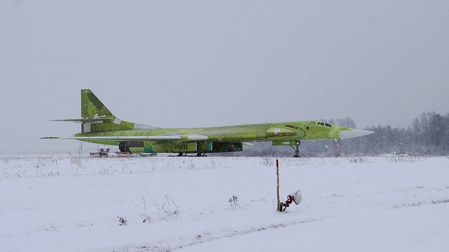 Một chiếc Tu-160M của Nga được sản xuất từ "hàng tồn kho" thời Liên Xô chạy thử trước chuyến bay thử nghiệm đầu tiên, tháng 1 năm 2022. Một chiếc Tu-160M của Nga được sản xuất từ "hàng tồn kho" thời Liên Xô chạy thử trước chuyến bay thử nghiệm đầu tiên, tháng 1 năm 2022.