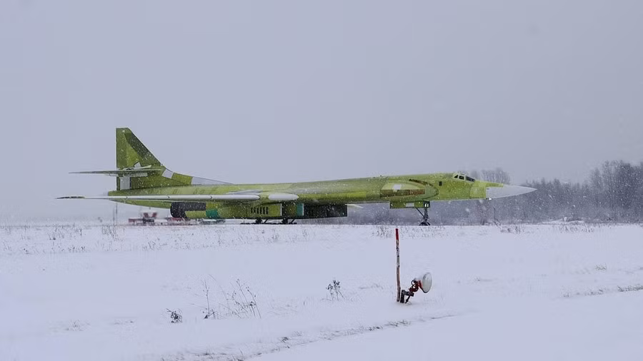 Một chiếc Tu-160M của Nga được sản xuất từ "hàng tồn kho" thời Liên Xô chạy thử trước chuyến bay thử nghiệm đầu tiên, tháng 1 năm 2022.