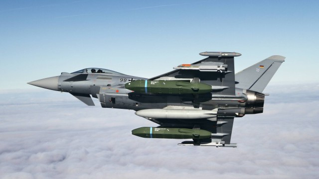 Tên lửa hành trình Taurus dưới cánh máy bay chiến đấu Eurofighter Typhoon của Không quân Đức.