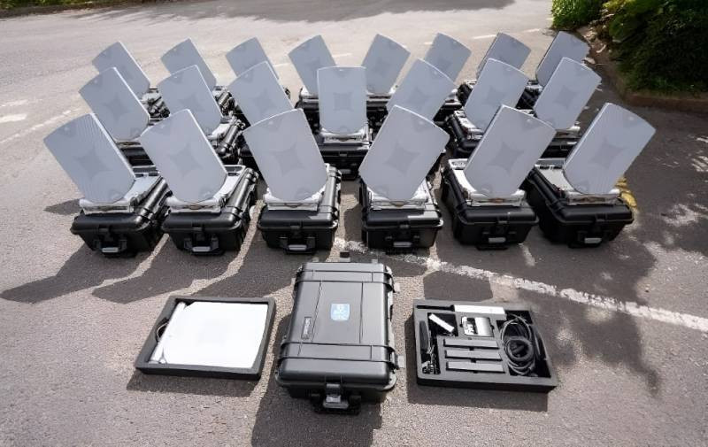 Thiết bị thu sóng internet vệ tinh Starlink đã được Quân đội Ukraine sử dụng rộng rãi với hiệu quả cao. Thiết bị thu sóng internet vệ tinh Starlink đã được Quân đội Ukraine sử dụng rộng rãi với hiệu quả cao.