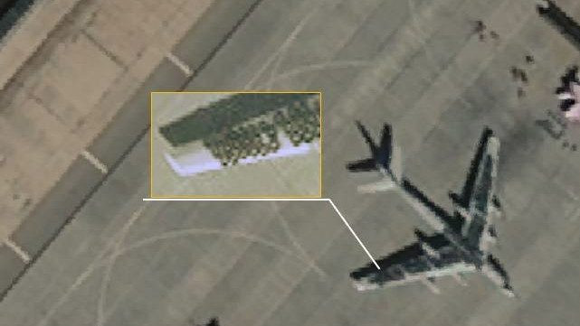 Lốp xe ô tô được xếp trên cánh và một phần thân của máy bay ném bom Tu-95. Lốp xe ô tô được xếp trên cánh và một phần thân của máy bay ném bom Tu-95.