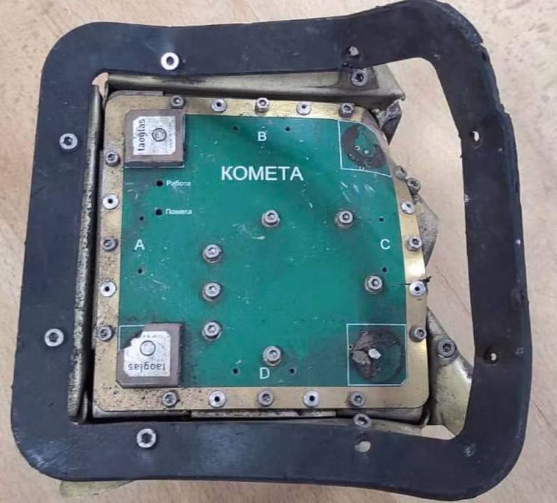 Ăng ten Kometa-M do Nga chế tạo được tìm thấy trong mảnh vỡ UAV cảm tử Geran-2. Ăng ten Kometa-M do Nga chế tạo được tìm thấy trong mảnh vỡ UAV cảm tử Geran-2.