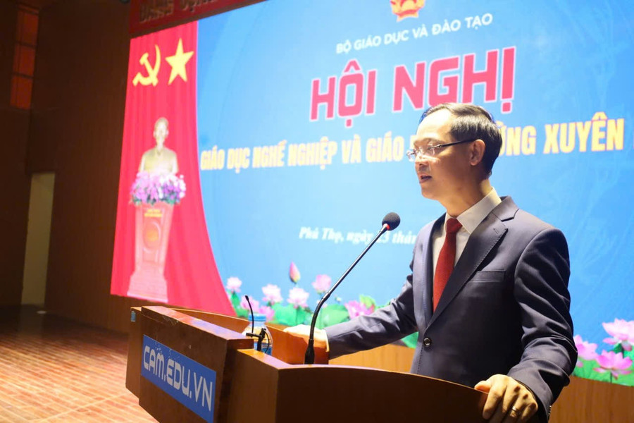 Cục trưởng Cục GDNN và GDTX Trương Anh DŨng báo cáo tại hội nghị. a5.jpg