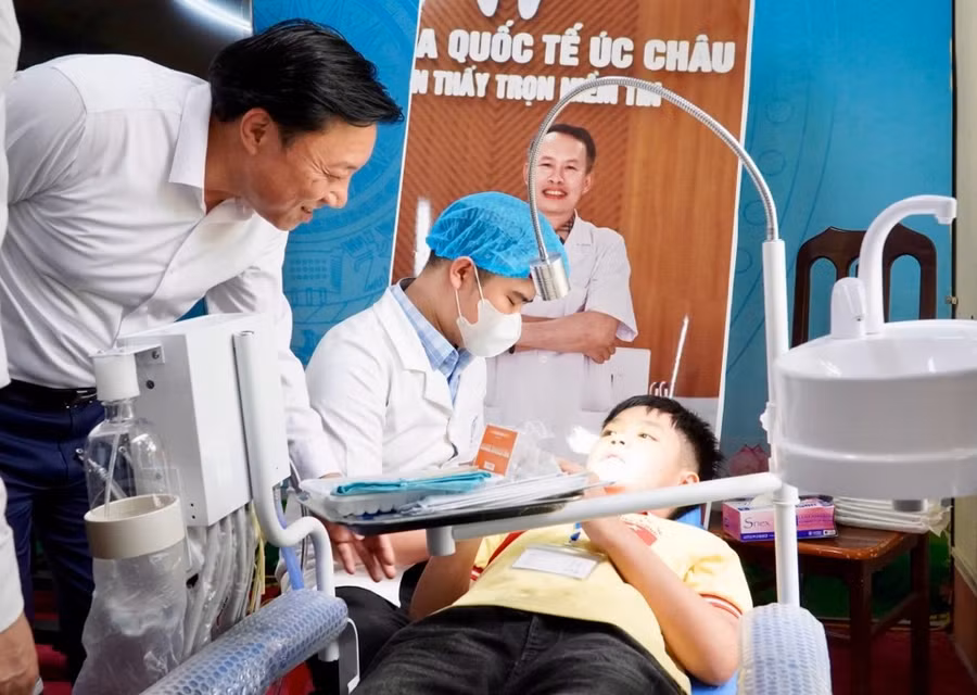 Phó Chủ tịch UBND tỉnh Phú Thọ Nguyễn Huy Ngọc (bìa trái) thăm hỏi các em học sinh tham gia chương trình.