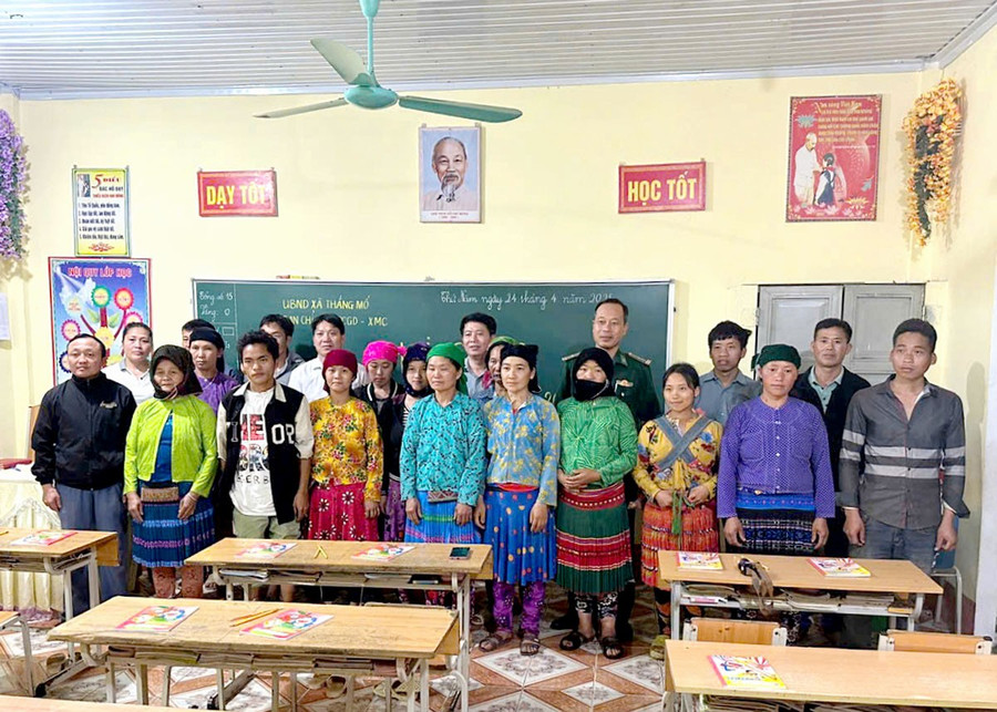 Đông đảo học viên tham gia lớp xóa mù chữ tại xã Thắng Mố, tỉnh Tuyên Quang. 13-phu-nu.jpg