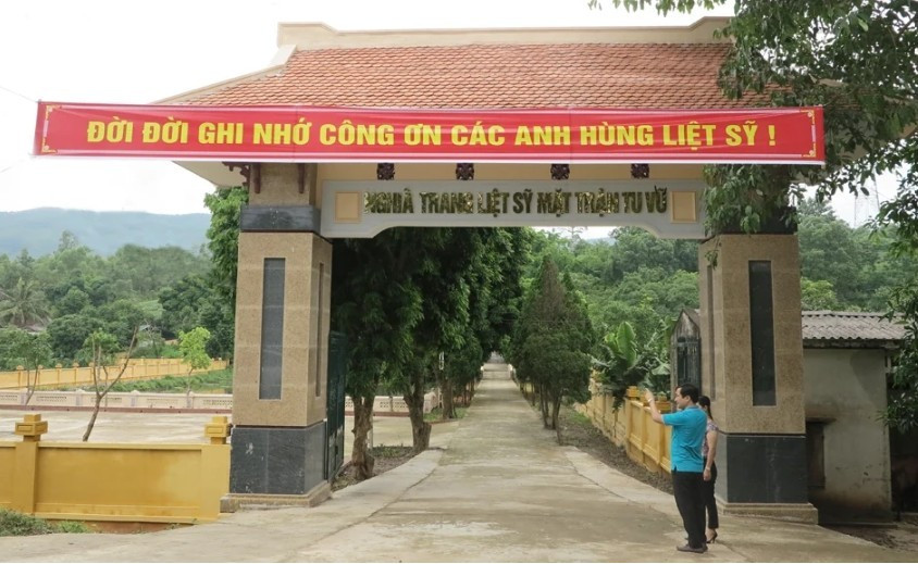 Nghĩa trang liệt sĩ Mặt trận Tu Vũ .