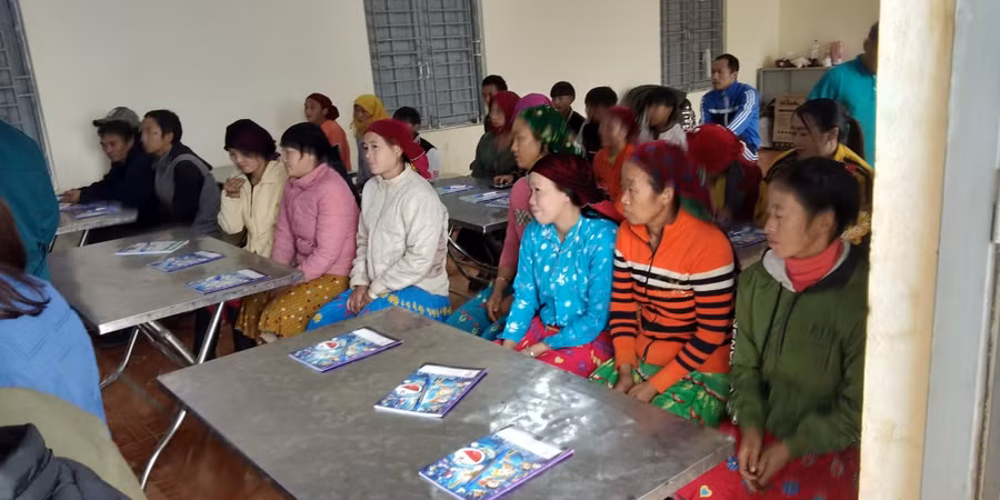 Phụ nữ xã Sơn Vĩ, tỉnh Tuyên Quang tham gia lớp học xóa mù.