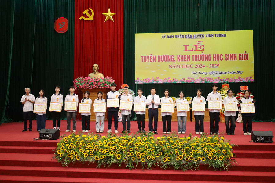 Bí thư Huyện ủy Vĩnh Tường và PCT Hội Khuyến học tỉnh khen thưởng học sinh có thành tích xuất sắc. 5.jpg