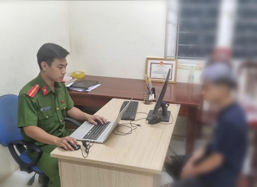 Công an lấy lời khai nghi phạm. Ảnh: Công an xã Tam Dương cung cấp