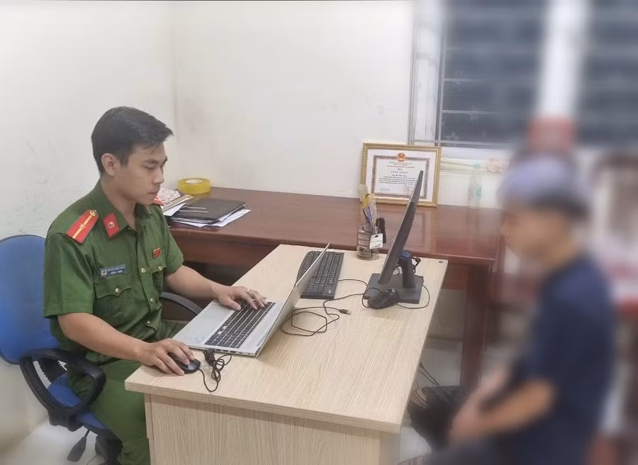 Công an lấy lời khai nghi phạm. Ảnh: Công an xã Tam Dương cung cấp