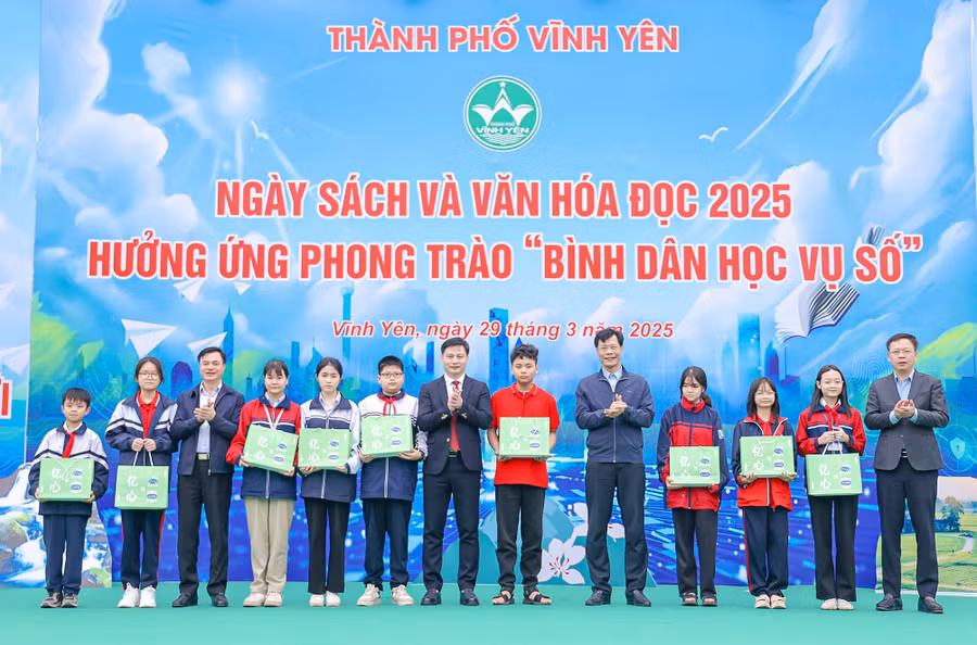 Lãnh đạo TP Vĩnh Yên tặng sách về chuyển đổi số tới học sinh có thành tích cao trong học tập. Ảnh: Trà Hương