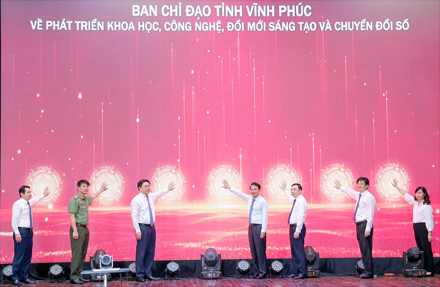 Lãnh đạo tỉnh Vĩnh Phúc chính thức bấm nút phát động phong trào thi đua.