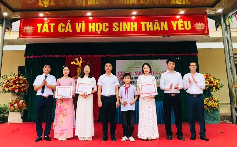 Khen thưởng giáo viên, học sinh có thành tích tại Trường TH Mỹ Lung. my-lung-1.jpg