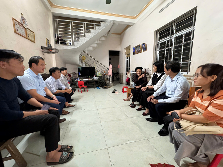 Lãnh đạo Trung tâm Y tế khu vực Yên Lạc cùng Bệnh viện tâm thần Vĩnh Phúc và chính quyền địa phương gặp gỡ, trao đổi thông tin với mẹ chị Khanh - người xuất hiện trong clip. 